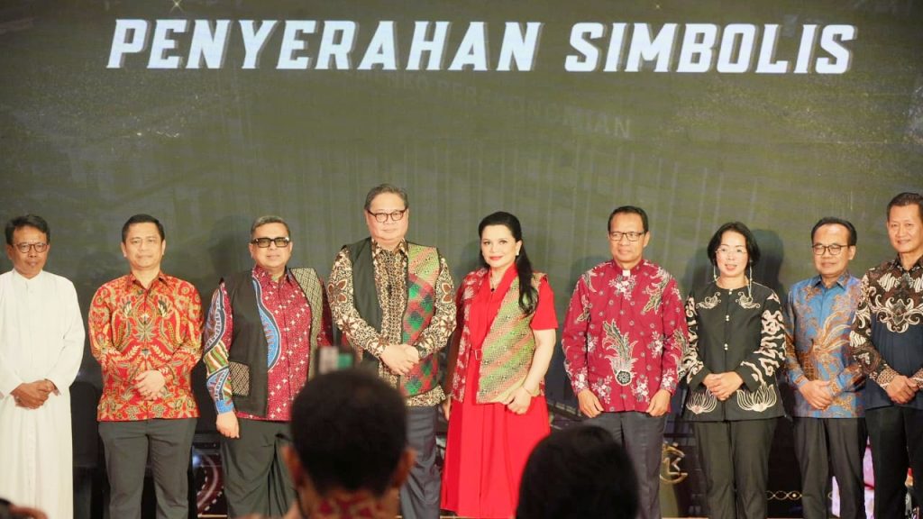 Kepala BPJPH Serahkan Sertifikat Halal UMK Binaan Keuskupan Agung Jakarta Bersama Menko Perekonomian