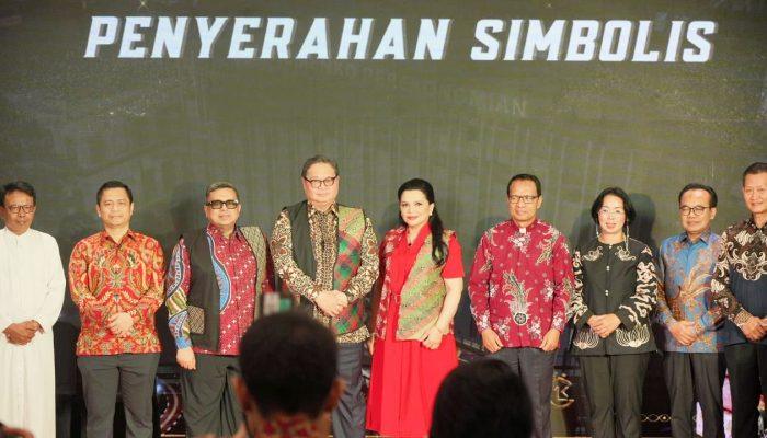 Kepala BPJPH Serahkan Sertifikat Halal UMK Binaan Keuskupan Agung Jakarta Bersama Menko Perekonomian