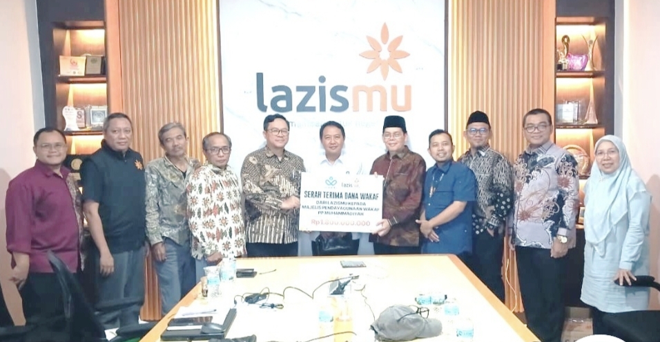 Lazismu Serahkan Dana Wakaf kepada Majelis Pendayagunaan Wakaf (MPW) Muhammadiyah untuk Tata Kelola Produktif