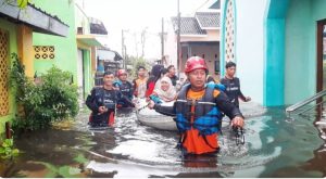 Banjir Pekalongan, Relawan Muhammadiyah Cepat dan Sigap Evakuasi Warga