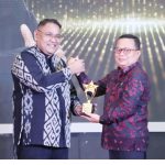 Menag Terima Penghargaan Golden Leader sebagai Penggerak Ekonomi Nasional Berbasis Pesantren