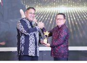 Menag Terima Penghargaan Golden Leader sebagai Penggerak Ekonomi Nasional Berbasis Pesantren