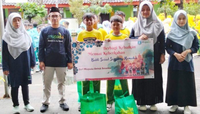 Sambut Ramadan, SD Muhammadiyah Bagikan Paket Sembako kepada Warga Dekat Sekolah