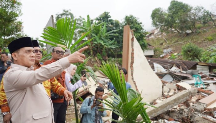 Wamenag Tinjau Lokasi Bencana, Kemenag Siapkan Langkah Relokasi bagi Pesantren Terdampak Bencana di Tegal