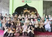 Sekjen MUI Serahkan Dana Bantuan kepada Sekolah yang Terdampak Banjir Bandang di Sumbar