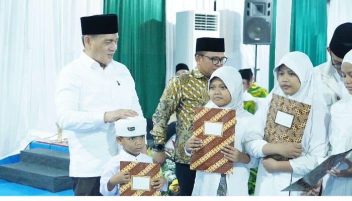 Wamenag Romo Syafi’i saat Menyantuni Anak Yatim di Acara Peringatan Maulid Nabi Muhammad SAW