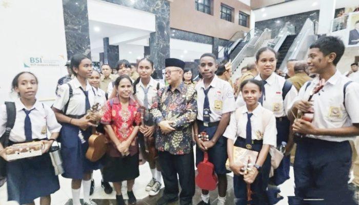 Mendikdasmen Abdul Mu’ti Minta Anak Sekolah di Papua Bangga Gunakan Bahasa Daerah